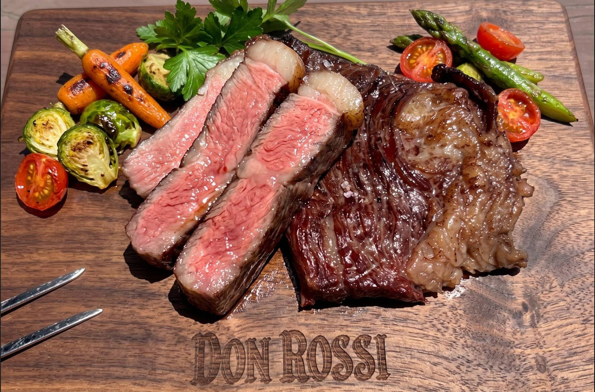 DON ROSSIの刻印のまな板にのせた、ロッシビーフのステーキ